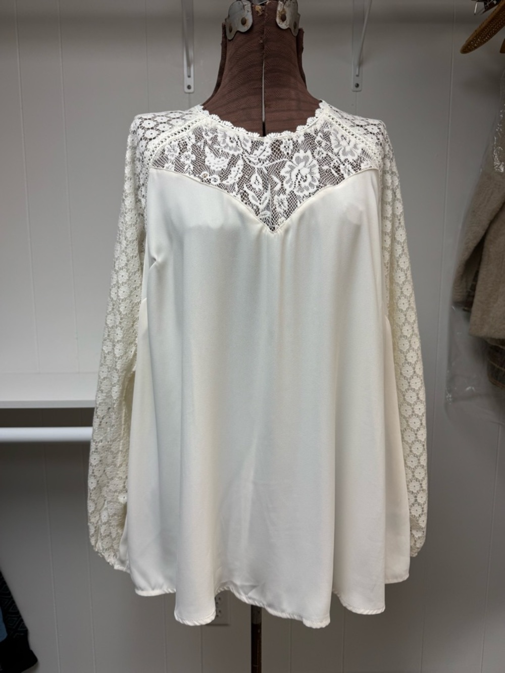 Torrid Long Sleeve Lace Mix Blouse Ivory Lace Blouson Sleeves Torrid Size 1 (1X)